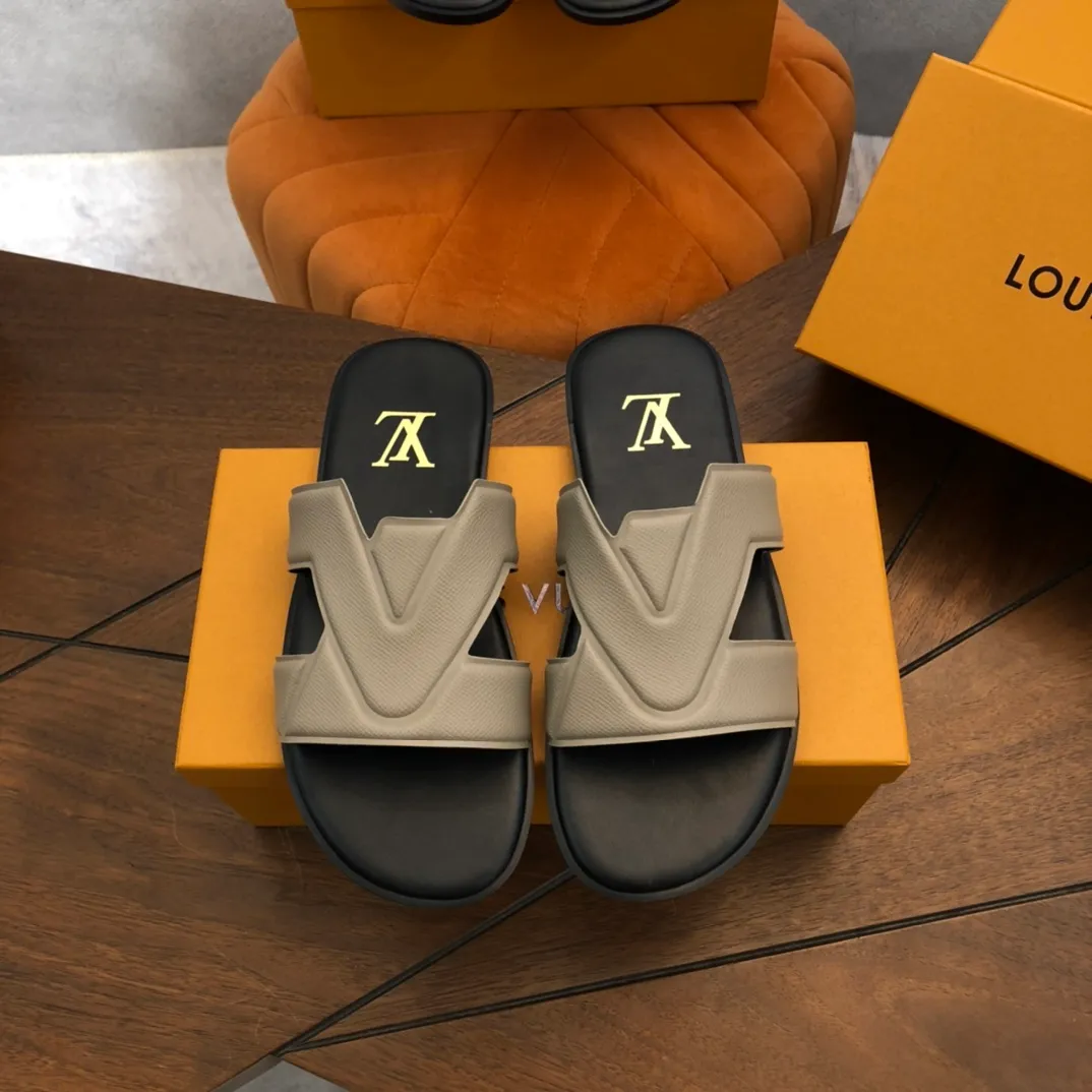 Factory price: 270💰LV counters are selling new brand luxury men's slippers, casual, loose and comfortable. The must-have model in the picture above [Happy][Happy], multiple colors available Size: 38-44, customized 45